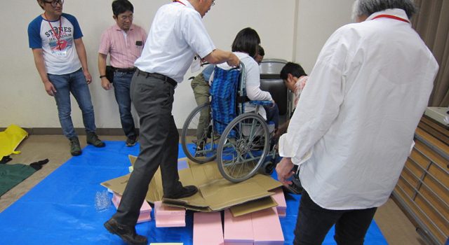 悪路での車椅子介助疑似体験の模様