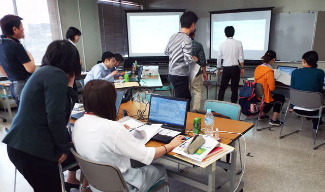 操作の実技指導の様子