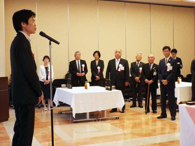 防災士表彰祝賀レセプションで、黒田武一郎・総務省消防庁長官は、「常備消防が16万人、消防団員が84万人、加えて防災士17万人というのは大変大きな地域防災の”塊(かたまり)”。令和の時代は高齢化と人口減少のなかでの大災害が想定されるが、公助の限界が指摘されるなかで、自助・共助を理念とする防災士の尽力に期待している」とエールを送った