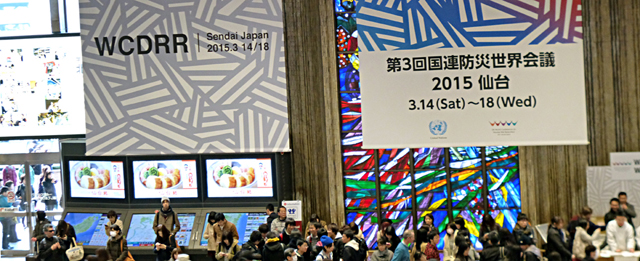 2015年3月、「第3回国連防災世界会議 仙台」が開催された。上写真は、開催当時の仙台駅2階コンコースのバナーと雑踏 Photo by H. Takahashi