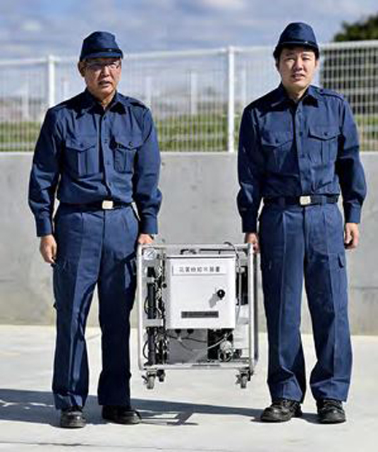 2人で楽々持ち上げられる。重量34kg、幅470×奥行670×高さ550㎜
