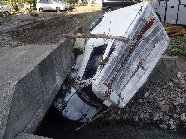 P3 1a 豪雨で大破した車、釜石市両石町（釜石市提供） - [特別寄稿] 齋藤徳美岩手大学名誉教授　住民は危険な深夜に避難、  頻発する風水害対策へ根本的 見直しを！