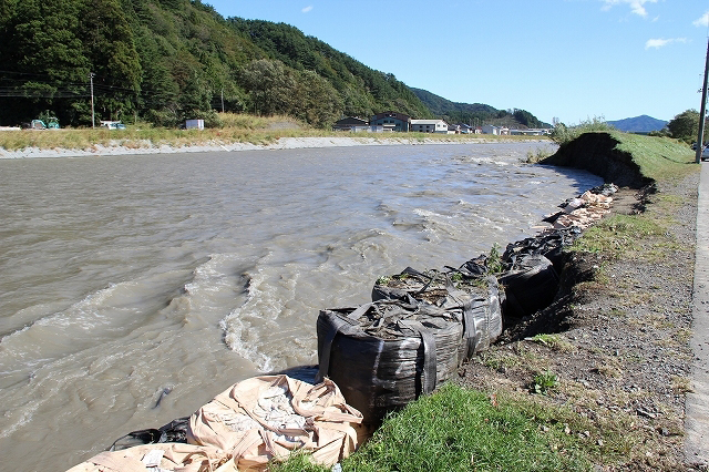 P3 1b えぐられた大槌川堤防（大槌新聞社提供） - [特別寄稿] 齋藤徳美岩手大学名誉教授　住民は危険な深夜に避難、  頻発する風水害対策へ根本的 見直しを！