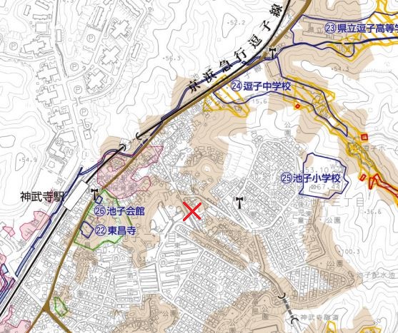 P3 3 （x印入り）土砂崩落が発生した逗子市内周辺地図（逗子市「土砂災害等ハザードマップ」より） - 逗子市土砂災害「日常性に潜む災害リスク」