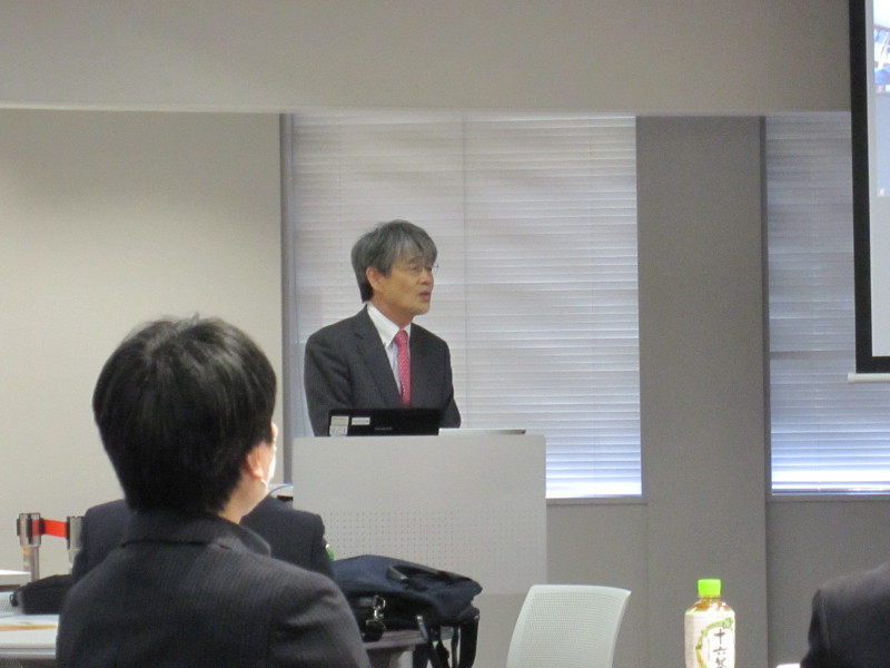 挨拶する防災教育学会長の諏訪清二氏 - 「防災教育学会」発足会を開催