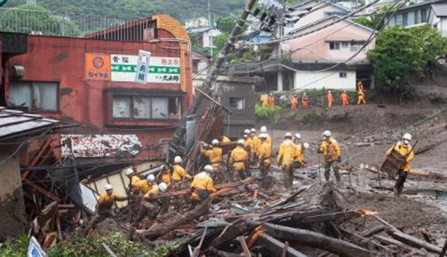 P2 2 熱海土砂災害での東京消防庁緊急消防援助隊の活動状況より（東京消防庁HPより） - 熱海土石流<br>盛り土×土石流危険渓流