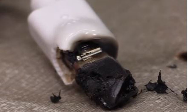 P5 4 焼損した充電ケーブルのコネクターのイメージ（提供：NITE） - 経産省<br>防災用品の使用時に注意を喚起