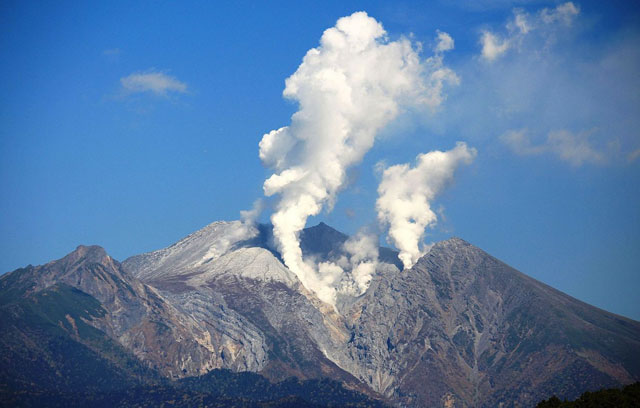 P4 1 2014年御嶽山噴火（Wikipediaより） - 地震は山岳地帯も揺らす<br>登山者は落石・崩落へのイメージも