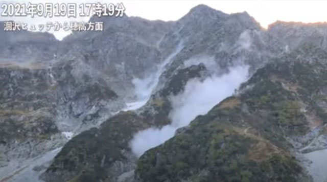 P4 4 涸沢カールで地震による落石（YouTube投稿より） - 地震は山岳地帯も揺らす<br>登山者は落石・崩落へのイメージも