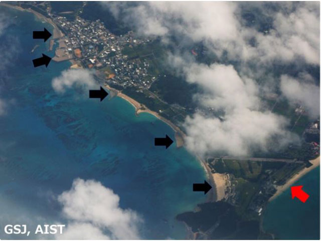 P3 1a 国頭村辺土名漁港（左上）から奥間ビーチ（右下）の海岸（10月28日／産総研資料より） - 「軽石の漂着」は初めてではない<br>――想定外に備える