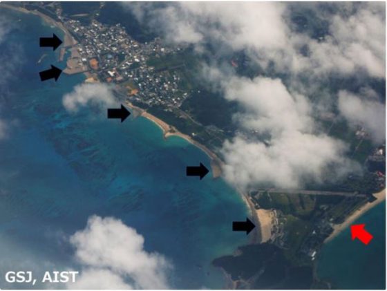 国頭村辺土名漁港（左上）から奥間ビーチ（右下）の海岸（10月28日／産総研資料より）