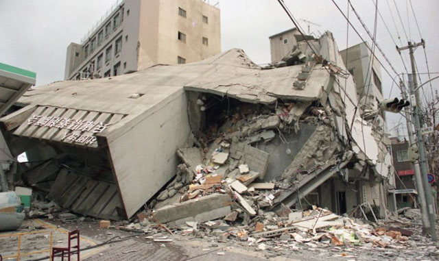 P3 2c 下山手通6丁目 兵庫県薬剤師会（中央区／1995年1月17日） - 見過ごされている<br>「一般ビルの耐震化」