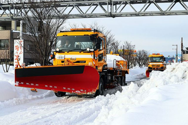 P5 2 2021年豪雪で国道8号の除雪作業風景（福井県坂井市／Wikipediaより） - 「JPCZ」、豪雪のキーワード<br>　克雪は現象解明から