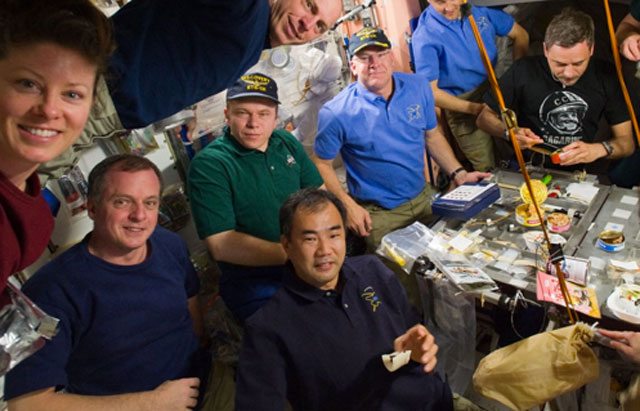 P6 1c 国際宇宙ステーションで食事をする宇宙飛行士たち（Photo：JAXA／NASA） - 「宇宙日本食 x 災害食」＝<br>宇宙日本食の地上生活での活用へ