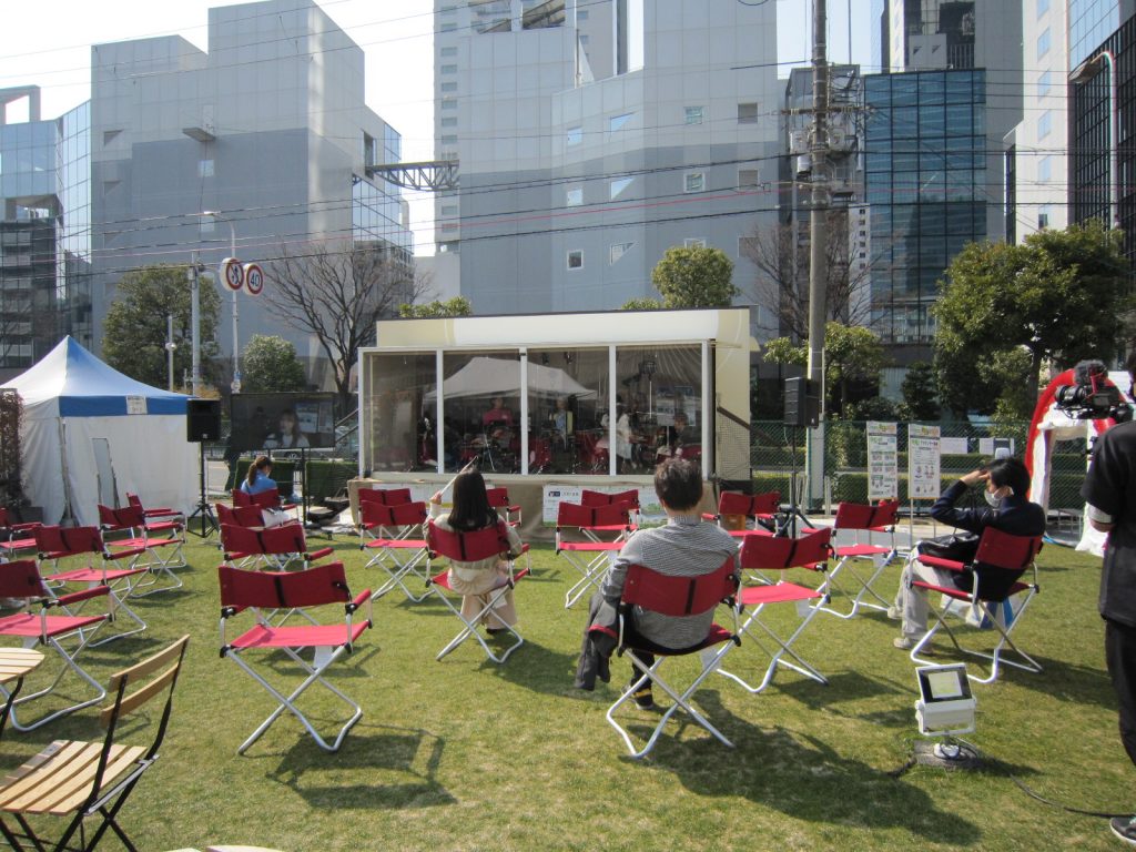「うめきた防災のチカラ」 <br>~「もしも」に備えておくことは<br>誰かをまもるチカラになる!~ 笠井あゆみ氏(左側)と出水眞由美氏(真ん中)のトークセッションの模様 1024x768 - 「うめきた防災のチカラ」 <br>~「もしも」に備えておくことは<br>誰かをまもるチカラになる!~