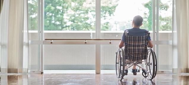 BJS イメージ：介護施設の車椅子に乗る高齢者 - 【特別インタビュー：立木茂雄氏】<br>フェーズフリー化する「福祉防災」<br>個別支援計画<br>（災害時ケアプラン）はいま