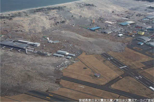 P1 東日本大震災で防潮堤を越えて仙台空港に押し寄せる津波（岩沼市／宮城県資料より） - 新しい資本主義と「防災社会-主義」