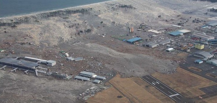 image 東日本大震災で防潮堤を越えて仙台空港に押し寄せる津波（岩沼市／宮城県資料より） - 新しい資本主義と「防災社会-主義」