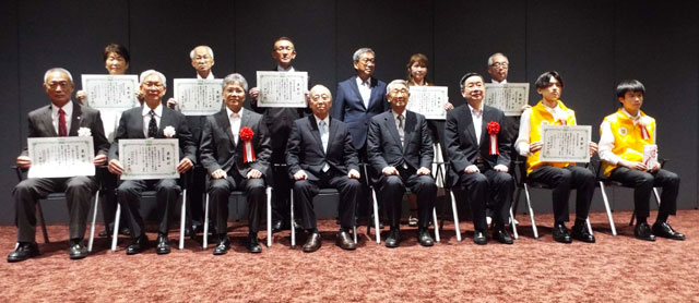P3 1 受賞記念写真で - 日本防災士機構<br>2022年 防災士功労賞を表彰
