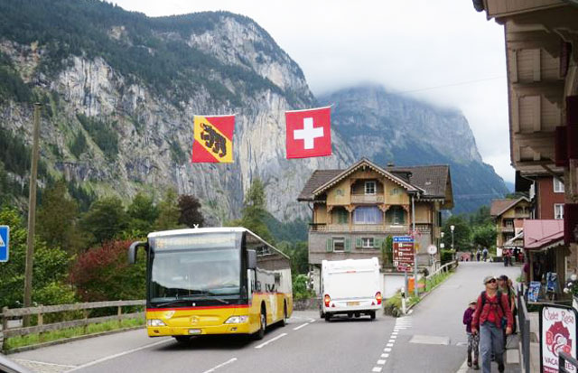 P5 3 大型の路線バスが昼夜走るラウターブルンネン - 【特別寄稿】川村匡由<br>「スイス・峡谷集落持続可能性<br>視察ツアーへのお誘い」