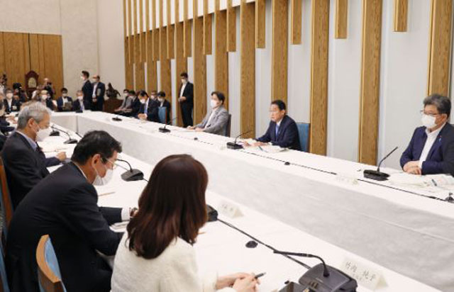 P2 1 GX会議でとりまとめを行う岸田首相（首相官邸HPより） - 「30by30」～<br>持続可能な環境を次世代につなぐ