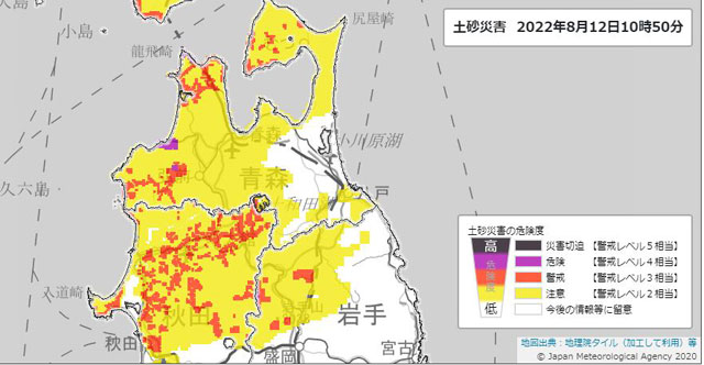 P3 1 気象庁「キキクル：土砂災害（8月12日10時50分現在）より」 - 「長雨蓄積型」降雨で高まる<br>洪水・土砂災害リスク