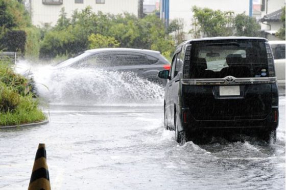P4 1 冠水した道路を走る車（タイムズのBより） 560x373 - 大雨で水没！ 車も避難させたい<br>　「タイムズのB」の車避難