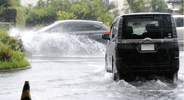 P4 1 冠水した道路を走る車（タイムズのBより） 640x350 - 大雨で水没！ 車も避難させたい<br>　「タイムズのB」の車避難