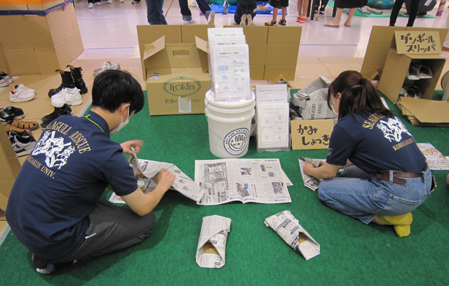 3 紙食器を作っている神戸学院大学の学生さん - 「イザ！3くまキャラバン in さんちか」<br>　盛況裡に開催