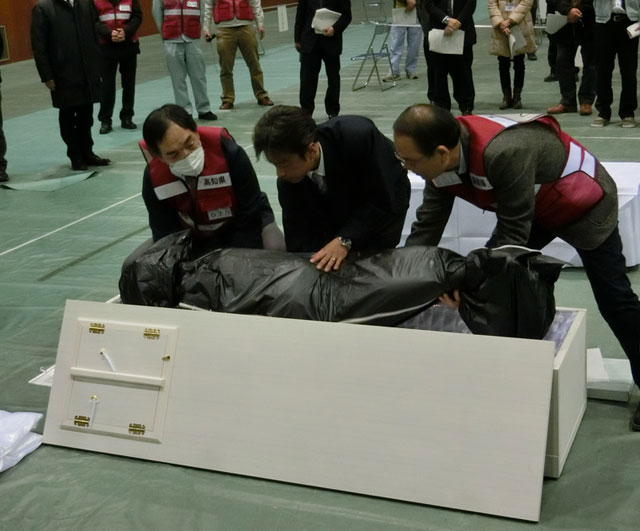 「広域火葬計画」――死者の尊厳を守る P3 1 高知県が2015年1月に実施した広域火葬対応についての実地訓練研修会で - 「広域火葬計画」――死者の尊厳を守る