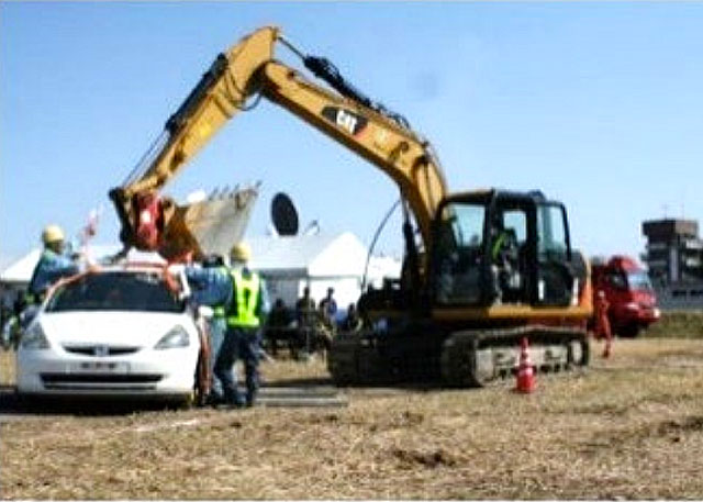 P4 5 建設資機材を用いた車両移動作業訓練の様子 - 災害時の緊急車両の通行ルート確保に<br>いまだ課題