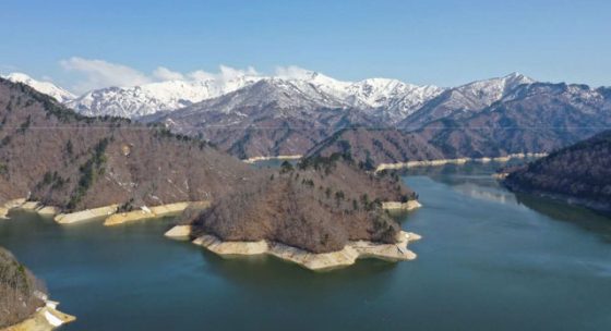 P3 0 奥利根湖と利根川源流の山々（2023年4月3日撮影／関東地方整備局資料より） 560x304 - 洪水⇔渇水のリスク