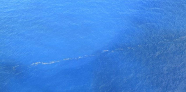 P1 鳥島付近の浮遊物（海上保安庁2023年10月20日撮影資料より） - 謎の津波…<br>地震・大雨に<br>発生傾向はあるか…