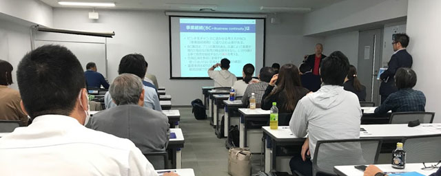 P3 1 午前中の講義 - 東京大学生産技術研究所付属<br>The EOC（災対本部運営センター）<br>研修会 体験リポート