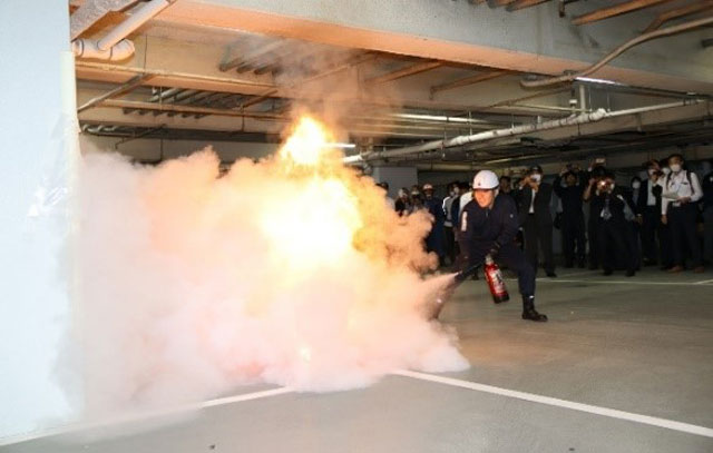 P5 2 「自衛消防隊」による直火の初期消火 - 三井不動産が東京消防庁と連携<br>　解体予定建物を訓練の場に
