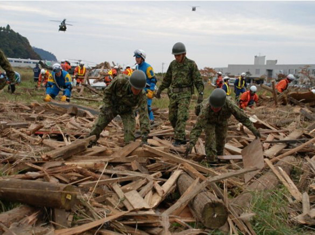 P2 1 「陸上自衛隊東北方面隊震災対処訓練～みちのくARERT2008」の様子（TokyoianBlogより） - 巨大災害を「迎え撃つ」気概を