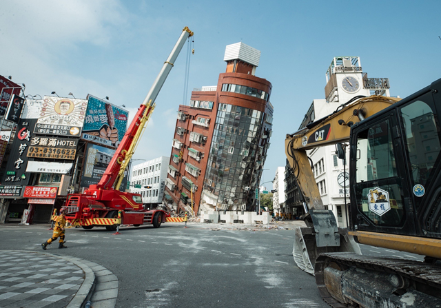 P1 半倒壊した10階建てビルの近くで救助活動を行う救急隊員たち - 台湾東部地震―<br>環太平洋造山帯リスク 目の当りに