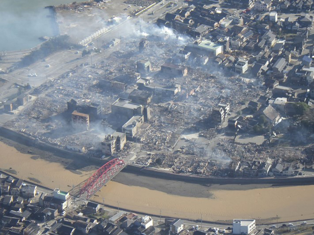 P3 1 輪島市朝市通り周辺大規模火災での消失区域（三重県防災航空隊撮影／総務省消防庁資料より） - 地震時の火災延焼、<br>消防強化策 どうする！