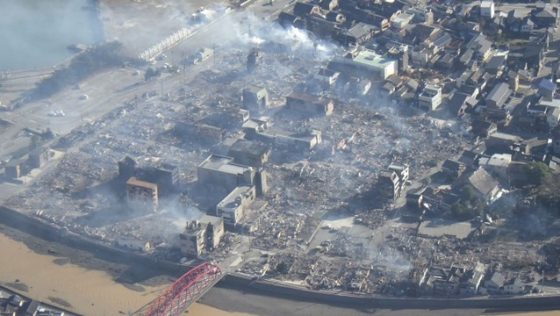 image 輪島市朝市通り周辺大規模火災での消失区域（三重県防災航空隊撮影／総務省消防庁資料より） 560x316 - 地震時の火災延焼、<br>消防強化策 どうする！