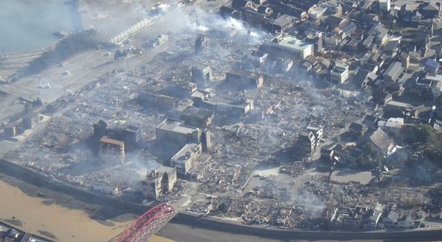 image 輪島市朝市通り周辺大規模火災での消失区域（三重県防災航空隊撮影／総務省消防庁資料より） 638x350 - 地震時の火災延焼、<br>消防強化策 どうする！