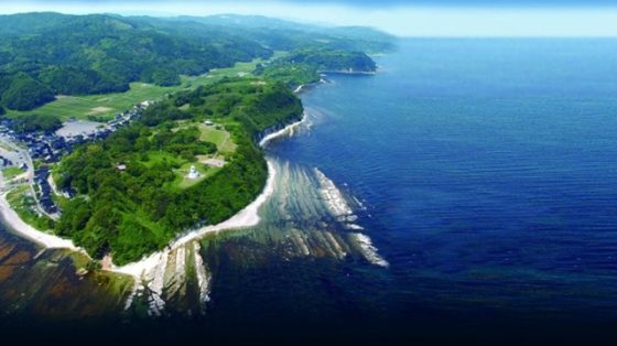 image 能登半島の先端に位置し日本海に面する岬禄剛崎 （ろっこうさき）の空撮写真（石川県観光公式サイトより） 560x314 - 能登半島<br>「創造的復興プラン（仮称）」 <br>読み解き