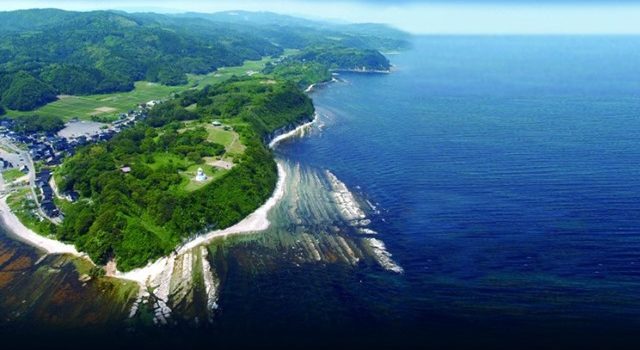 image 能登半島の先端に位置し日本海に面する岬禄剛崎 （ろっこうさき）の空撮写真（石川県観光公式サイトより） 640x350 - 能登半島<br>「創造的復興プラン（仮称）」 <br>読み解き