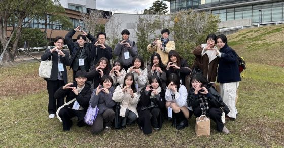 image 佐藤ゼミ生の皆さんの集合写真 560x292 - Sカレ2024<br>甲南大学佐藤ゼミ【sesame】<br>× 明成孝橋美術