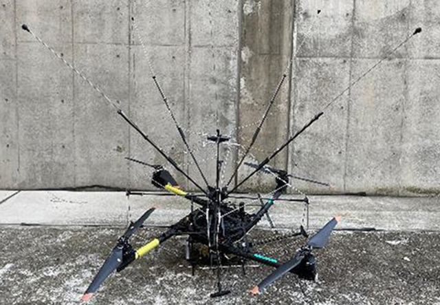 世界初、<br>ドローンを使用した雷の<br>誘発・誘導に成功 NTT P3 3 耐雷ドローン(NTT資料より) - 世界初、<br>ドローンを使用した雷の<br>誘発・誘導に成功 NTT