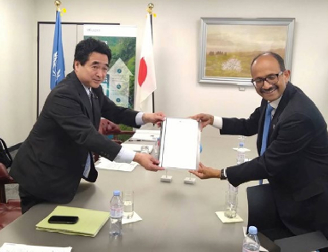 P4 3 キショ―国連事務総長特別代表（防災担当）（右）から文書を受け取る坂井内閣府特命担当大臣（防災） - アジア太平洋防災閣僚級会議（APMCDRR）、2027年 仙台で開催