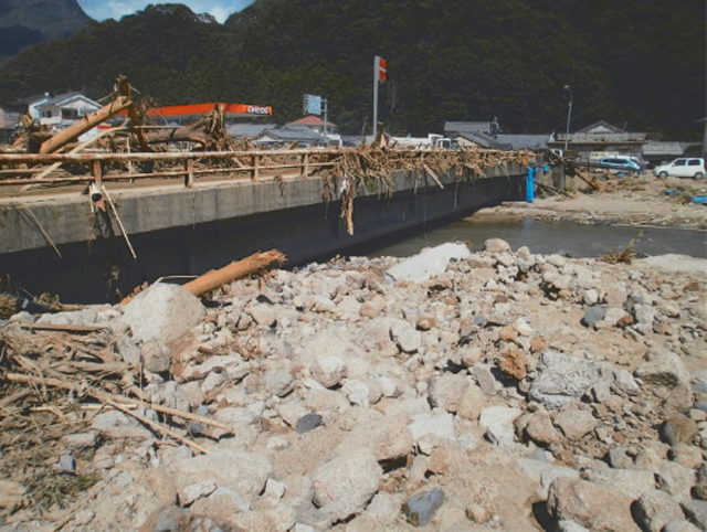 「土砂・洪水」の合体氾濫<br> 災害履歴を学び、大雨に警戒を P4 3 那智川における土砂・洪水氾濫状況(近畿地整撮影) - 「土砂・洪水」の合体氾濫<br> 災害履歴を学び、大雨に警戒を