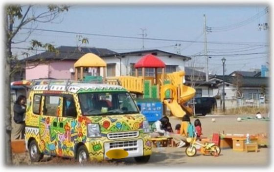 P4 3 「プレーカー」による移動式の居場所づくりの様子 560x352 - 「こどもの居場所づくり」手引き