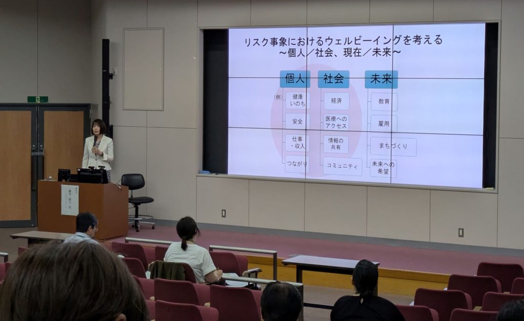 「防災教育学会 第6回大会」<br>防災教育とウェルビーイング 1 藤井睦子氏による基調講演の模様 1024x628 - 「防災教育学会 第6回大会」<br>防災教育とウェルビーイング