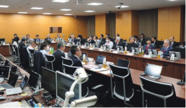 P2 6 防災庁設置準備アドバイザー会議の様子 - 2025防災白書<br>「場所から人」支援の転換