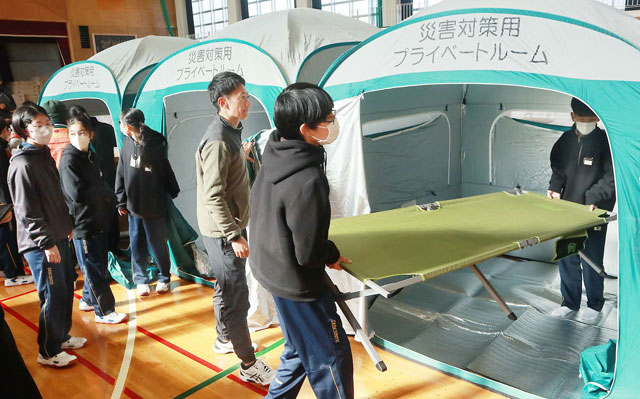 岐阜県飛騨市の<br>「防災士ガヤガヤ会議」 P2 3 飛騨市防災士会との連携訓練(テント) - 岐阜県飛騨市の<br>「防災士ガヤガヤ会議」